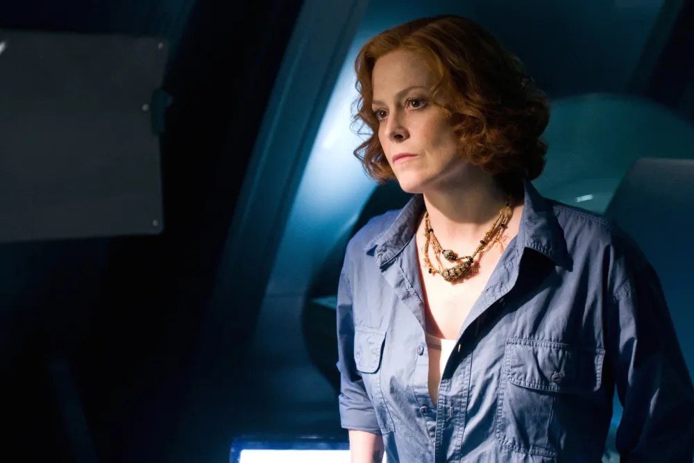 Подтвержден ключевой актерский состав предстоящего сериала Tomb Raider от Amazon Звезда Чужого и Аватара Сигурни Уивер и актер Джейсон Айзекс появятся в сериале вместе с Софи Тернер которая как ранее было объявлено исполнит роль Крофт Уивер сыграет Эвелин Уоллис нового персонажа которого нет в оригинальных играх и который описывается студией как загадочная женщина высокого полета которая не прочь воспользоваться талантами Лары В отличие от Уивер Айзекс досталась роль персонажа который является каноничным во франшизе Он сыграет дядю Лары Крофт Атласа де Морнэя Актерский состав сериала Tomb Raider Софи Тернер Лара Крофт Сигурни Уивер богатая женщина Джейсон Айзекс дядя Крофт Мартин Бобб Семпл техник Зип Билл Патерсон дворецкий Джек Бэннон личный пилот Лары Джон Хеффернан чиновник Селия Имри работница музея Патерсон Джозеф чиновник Саша Лусс антагонистка Джульетт Мотамед куратор музея Аугуст Витгенштайн рейдер Кинопоиск Игры