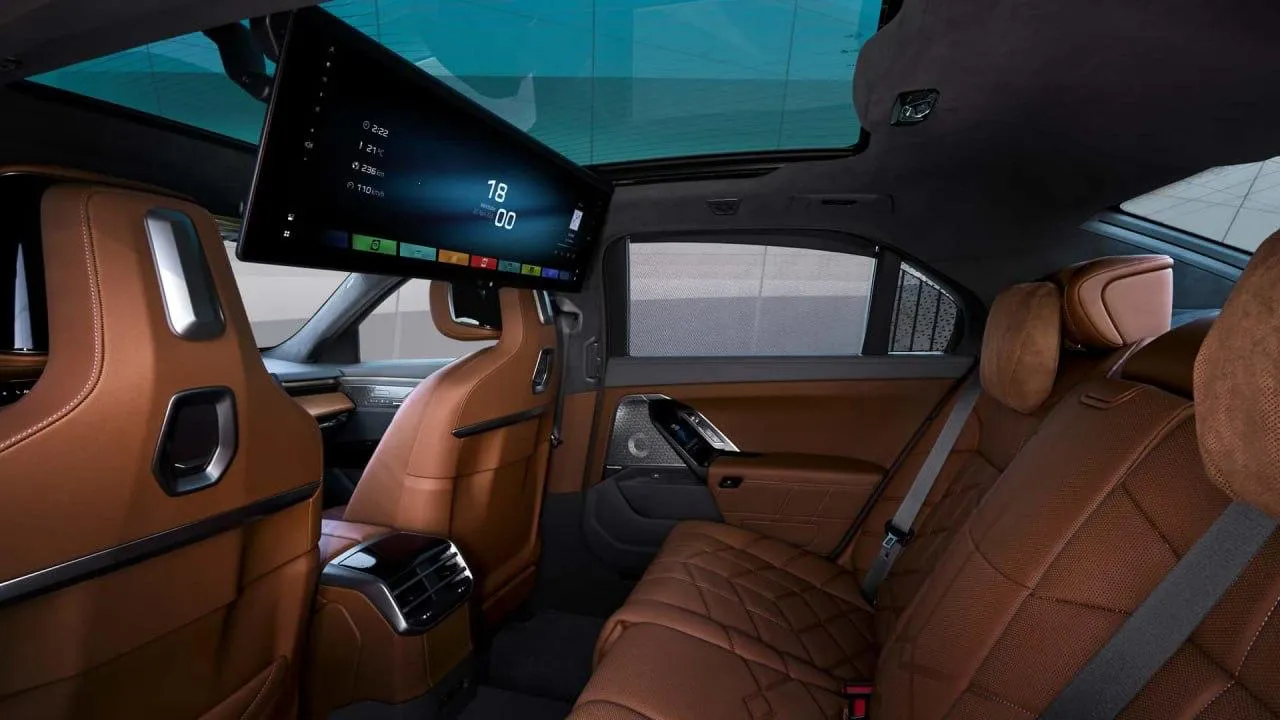 BMW представила новую семёрку Модель будет как с гибридным так и с электрическим двигателем Разгон до сотни обещают за 3 8 с а запас хода до 685 км Во всех комплектациях будут адаптивная пневмоподвеска и панорамная крыша опционально 31 дюймовый 8K экран в потолке Цены на новинку начнутся от 7 5 млн рублей banki oil