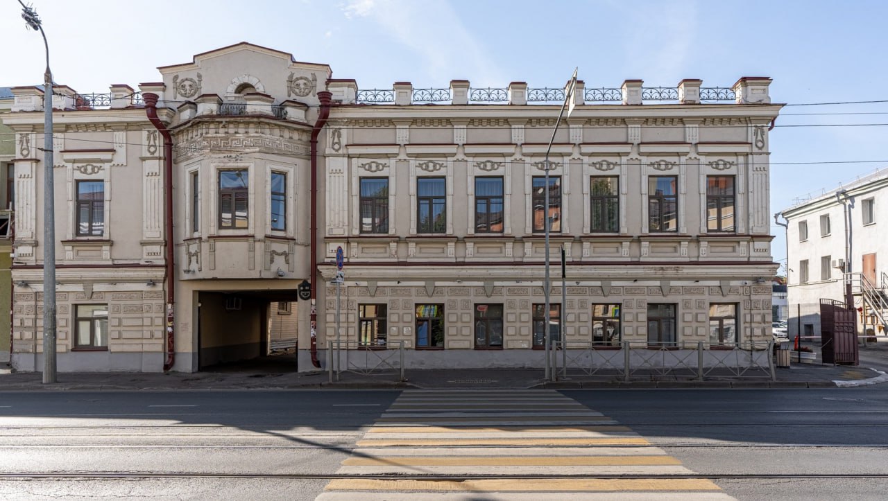 В центре Казани продают особняк XIX века за 210 млн Дом купца Апанаева на улице Габдуллы Тукая за последние пять лет подорожал в два раза и цена из за местоположения только продолжит расти Площадь трехэтажного здания составляет 800 квадратов а рядом есть дворик и парковка для 6 машин Вечерка в MAX в Telegram