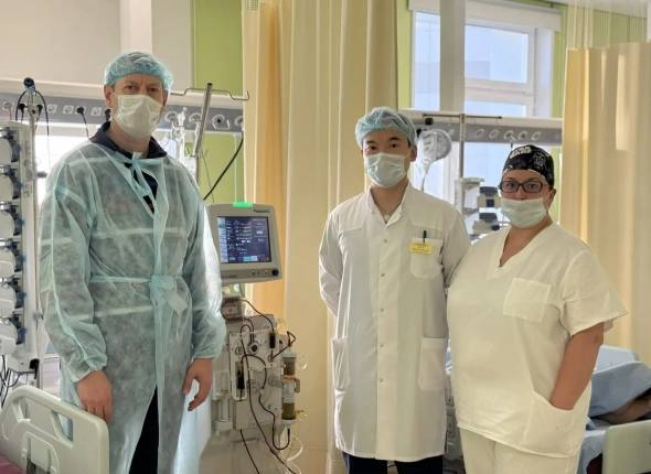 Онкологами Якутии впервые проведена уникальная процедура плазмосорбции Суть метода из крови пациента выделили плазму и пропустили её через сорбционный фильтр который удаляет токсины продукты воспаления и билирубин вещества отравляющие организм при тяжёлых состояниях В ходе первой процедуры у пациента уровень билирубина снизился почти в 2 раза Аппарат для проведения процедуры первый и пока единственный на территории Якутии Проект проводится в рамках национального проекта Продолжительная и активная жизнь Фото Правительство РС Я   YakutiaMedia Новости Якутии