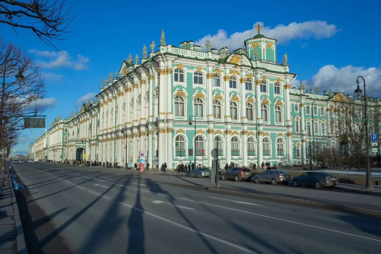 В День космонавтики посетить Эрмитаж можно будет бесплатно Свои двери для свободного входа 12 апреля распахнут Главный музейный комплекс Главный штаб Реставрационный центр Старая Деревня Дворец Меншикова Музей императорского фарфорового завода и Зимний дворец Петра I Для посещения любого из перечисленных музеев необходимо будет заранее зарегистрироваться на официальном сайте Эрмитажа за 3 4 дня до праздника Количество бесплатных билетов ограничено чтобы соблюсти нормы пропускной способности и требования пожарной безопасности центральный РК center peterburga