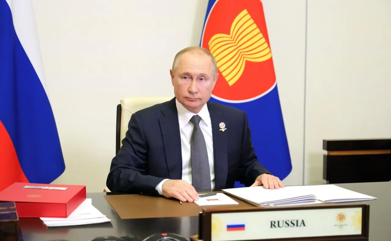 Владимир Путин утвердил Казань площадкой саммита Россия Ассоциация государств Юго Восточной Азии АСЕАН в 2026 году Точные даты форума пока неизвестны Для подготовки к нему создадут оргкомитет который возглавит помощник президента Юрий Ушаков В течение месяца он должен утвердить его состав Правительству РФ поручено обеспечить финансирование всех расходов связанных с подготовкой и проведением саммита Россия развивает отношения с АСЕАН с 1991 года а с 1996 го является полноценным диалоговым партнером объединения Первый саммит прошел в 2005 году а в 2016 м встреча впервые состоялась в России в Сочи ℹ  Подпишитесь на БИЗНЕС Online в Telegram и в Max