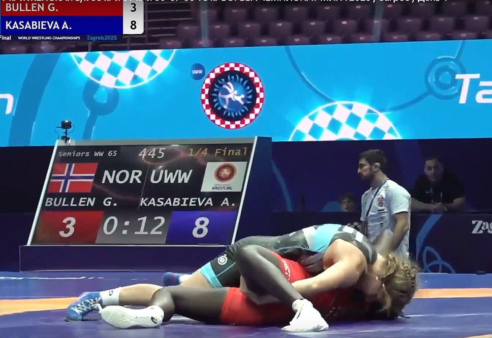 Алина КАСАБИЕВА сотворила сенсацию  На чемпионате мира по женской борьбе в Загребе Хорватия сегодня в бой вступила первая из двух представительниц Осетии в составе сборной России В весе до 65 кг Алина КАСАБИЕВА в стартовой схватке при равном счете 6 6 по качеству технических действий превзошла грозную американку А затем выиграла у четырехкратной чемпионки Европы из Норвегии И как выиграла Начав скромно с 0 1 к перерыву Алина уже вела 4 1 И вполне заслуженно Избрав остро атакующий стиль она подавила своей активностью титулованную оппонентку После перерыва осетинская спортсменка не ушла в оборону а продолжала мощно атаковать и при счете 10 3 в свою пользу за 40 секунд до окончания поединка положила темнокожую норвежку на лопатки Теперь в полуфинале в 17 30 по Москве Касабиева встретится с Енхчжин Тувшинаргал Монголия До 65 кг 1 8 финала Алина КАСАБИЕВА Россия РСО Алания Килти Маккей США 6 6 Четвертьфинал Алина КАСАБИЕВА Россия РСО Алания Грэйс Буллен Норвегия 10 3 и туше