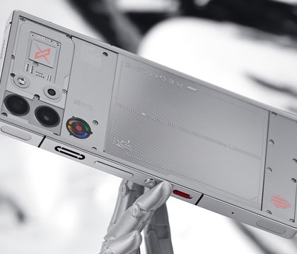 В AnTuTu составили топ 10 самых мощных Android смартфонов на октябрь 2025 года В октябре 2025 года индустрия Android смартфонов пережила настоящую перестановку сил С выходом флагманских чипов Snapdragon 8 Elite Gen5 и Dimensity 9500 список лидеров полностью изменился По данным бенчмарка AnTuTu весь топ 10 целиком оказался занят новыми моделями