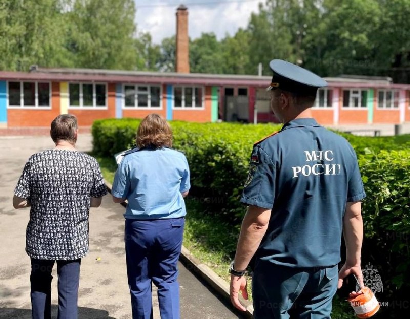 В одном из тульских детских лагерей спасатели напомнили детям, что к безопасности нужно относиться со всей ответственностью  В детском оздоровительном лагере «Солнышко» инспекторы государственного пожарного надзора по Пролетарскому округу провели профилактическую встречу с юными отдыхающими.  Сотрудники МЧС России напомнили ребятам, почему опасно купаться в незнакомом водоеме, заплывать за буйки и ограждения и игнорировать знаки «купание запрещено». Также подрастающее поколение узнало, что для безопасного пользования гаджетами необходимо тоже соблюдать простые правила: не оставлять устройство на зарядке на всю ночь, не класть телефон под подушку, всегда вынимать зарядное устройство из розетки и не использовать зарядное устройство с поврежденным кабелем и разъёмом.  Кроме бесед с отдыхающими на такую жизненно важную тему специалисты чрезвычайного ведомства совместно с представителями прокуратуры приняли участие в приемке лагеря.    МЧС Тульской области   подписаться
