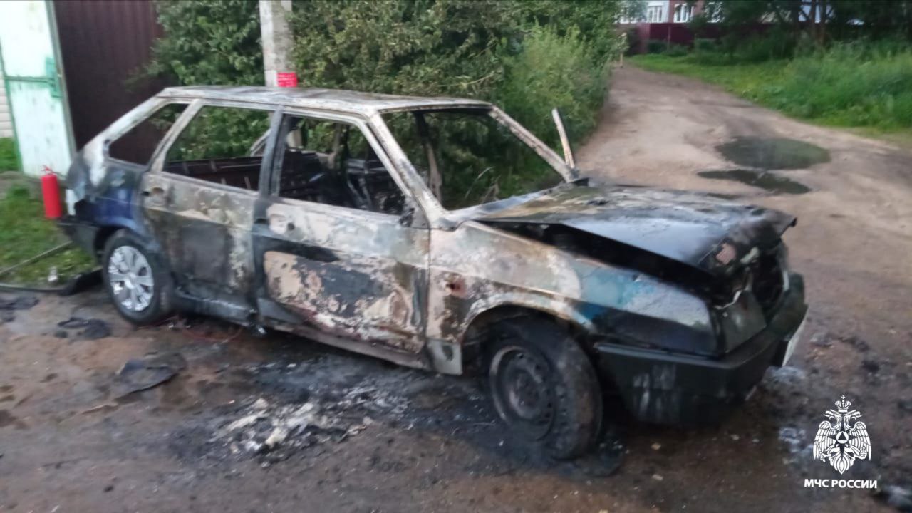 #ПожарыЗаСутки    За прошедшие сутки в области произошел 1 пожар. Погибших и пострадавших нет.    В 20:51 11 июля поступило сообщение о возгорании автомобиля на улице Красная Маëвка в Костроме. В 21:25 огнеборцы МЧС России полностью ликвидировали пожар. В результате происшествия выгорело внутри салона и выгорело лакокрасочное покрытие автомобиля ВАЗ по всей площади.  Обстоятельства и причина устанавливаются.    МЧС России напоминает водителям:  будь внимателен за рулем;  следи за техническим состоянием транспорта и проходи техосмотр;  купи огнетушитель в машину;  о происшествии звони по номерам 101 или 112 .