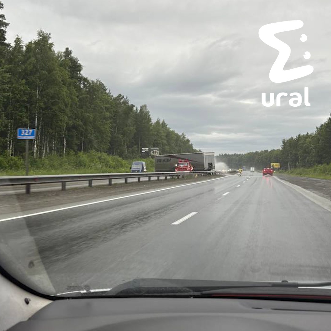 Под Екатом пробка из-за аварии с фурой.  На трассе Екатеринбург — Пермь грузовик Volvo влетел в отбойник и встал поперёк дороги. Несколько полос перекрыты, движение затруднено. Объехать можно через село Первомайское или аккуратно по обочине. Водители говорят, что фуру уже начали убирать.