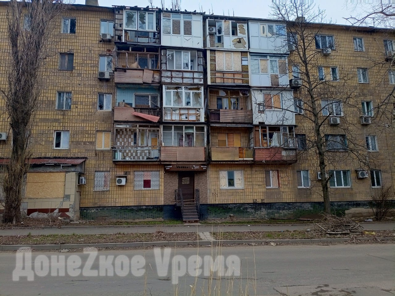 В ближайшие два года: в ДНР отремонтируют на 200 многоквартирных домов больше   В 2025-2026 годах в ДНР отремонтируют 692 многоквартирных дома вместо 498, как планировалось изначально. Такое решение правительство Республики приняло благодаря выделению дополнительного финансирования из федерального бюджета.   Изменения в программу капремонта многоквартирных домов в ДНР уже внесены. Согласно им:   общая площадь многоквартирных домов выросла с 2 356,9 тысяч кв. м до 3 603,4 тысяч кв. м;  количество квартир увеличилось с 40 285 до 63 939;  стоимость капремонта составит 12 849,8 млн рублей  планировалось 9 677,0 млн .  “Основная цель Программы капремонта — обеспечить жителей Республики качественными и доступными жилищно-коммунальными услугами, создать безопасные и комфортные условия для проживания в многоквартирных домах, а также оптимизировать работу лифтового оборудования. Благодаря внесенным изменениям, более чем для 116 тысяч человек улучшатся условия проживания в многоквартирных домах”,  — отметил глава Минстроя и ЖКХ ДНР Владимир Дубовка.  Фото: Виктория Павлова