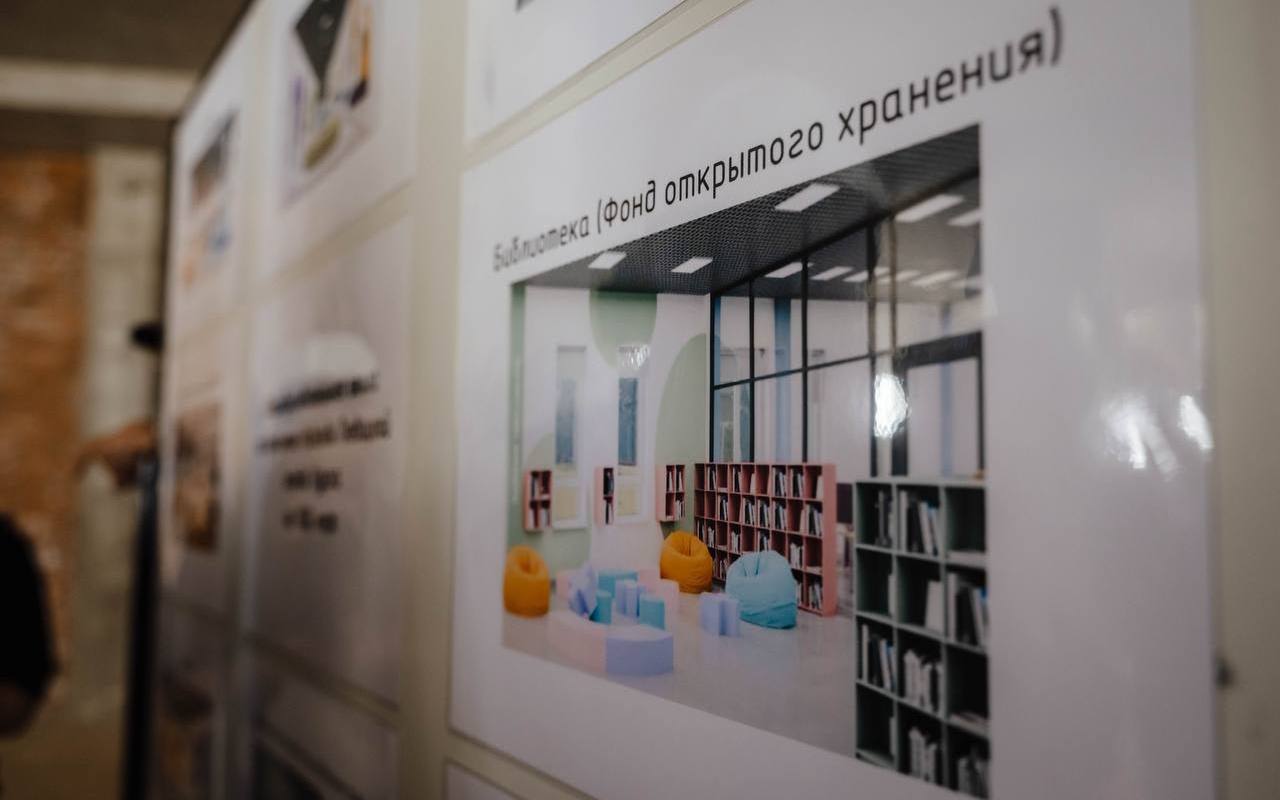 «Школу будущего» в Курске за 4,3 млрд рублей планируют сдать до конца 2025 года  Врио губернатора Курской области Александр Хинштейн поручил завершить строительство «Школы будущего» на проспекте Плевицкой в Курске до конца 2025 года.   На прошлой неделе проект получил положительное заключение государственной экспертизы, а также официальное разрешение на строительство.  Учреждение рассчитано на 1,6 тыс. учеников, площадь здания составит 40 тыс. кв. метров. Сейчас стоимость работ составляет 4,3 млрд рублей. Ранее строительство школы было приостановлено из-за значительного удорожания — бюджет объекта вырос почти в два раза и большого количества замечаний со стороны экспертизы, которых было порядка 300.  Ключевую роль в возобновлении работ сыграла группа ВЭБ.РФ, выступившая концессионером и взявшая на себя основную финансовую нагрузку. Также ускоренная подготовка методом концессии позволила получить все необходимые согласования и устранить возникшие ранее проблемы, связанные с режимом чрезвычайной ситуации и дефицитом рабочих бригад, которые отказались от участия в проекте.  Проект «Школы будущего» впервые был анонсирован еще в 2022 году: тогда его стоимость оценивалась в 2 млрд рублей, а ввод в эксплуатацию планировался до конца 2024 года. После ряда изменений и пересмотра смет сроки сдачи были перенесены.