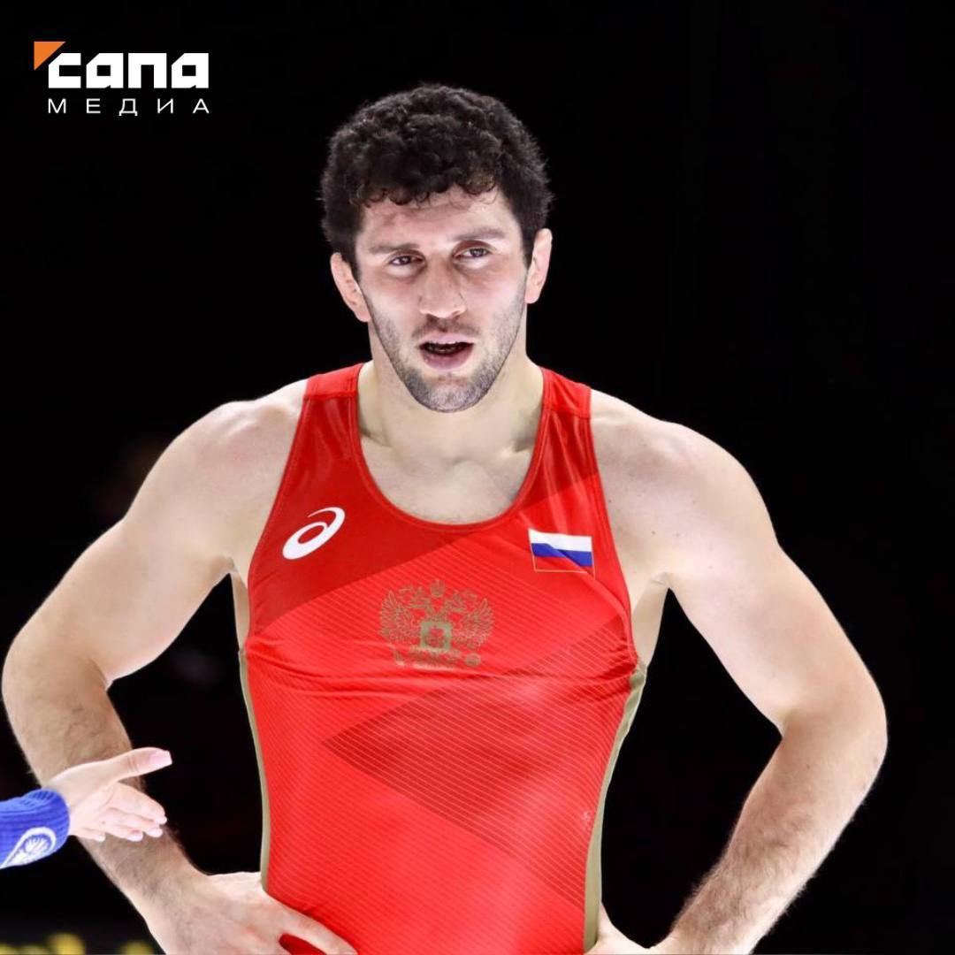 Заурбек Сидаков вошел в заявку сборной России на чемпионат мира в Загребе Борец попал в состав благодаря победе над Имамом Ганишевым на прикидке во время сборов До этого спортсмен пропустил пять месяцев из за разрыва крестообразных связок полученного на чемпионате Европы По этой причине Сидаков не смог выступить на чемпионате России В состав российской делегации также вошли Амина Танделова и Алина Касабиева Они выступят в весовых категориях до 62 кг и до 65 соответственно Еще 11 осетинских борцов будут представлять в Хорватии другие страны Самой осетинской командой будет сборная Словакии за которую выступят Таймураз Салказанов Ахсарбек Гулаев Борис Макоев и Батырбек Цакулов Еще двое представят Сербию это борец греко римского стиля Георгий Тибилов и вольник Азамат Тускаев В заявках также значатся Чермен Валиев Албания Арсений Джиоев Азербайджан Ален Хубулов Болгария и Азамат Хосонов Греция Подписывайся на Сапа 15