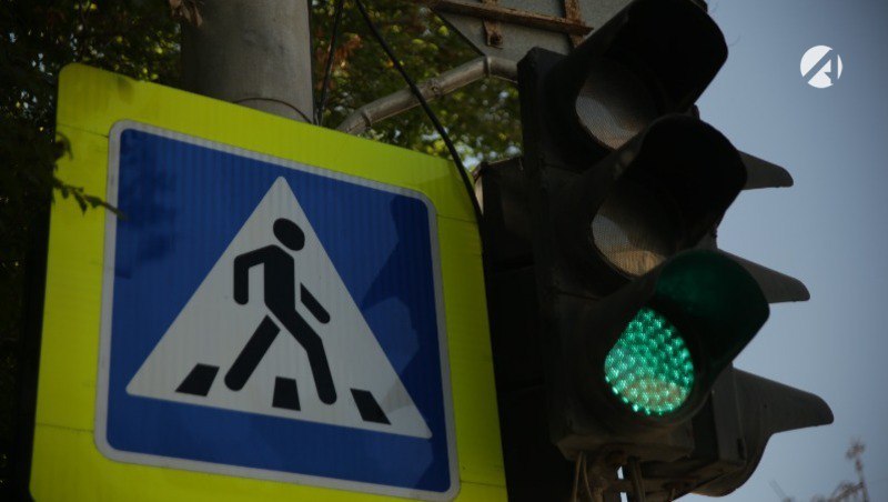 В Астрахани изменят режим работы светофоров в районе Старого моста Из за обследования моста специалистами РЖД администрация города корректирует режим светофоров на подъезде к Новому мосту на пересечениях Анри Барбюса Савушкина и Анри Барбюса Татищева Увеличена продолжительность зелёного сигнала для въезда и выезда из города Дальнейшие изменения зависят от трафика Водителей просят планировать маршруты с учётом возможных задержек Для пешеходов Старый мост остаётся открыт Астрахань 24 в МАХ