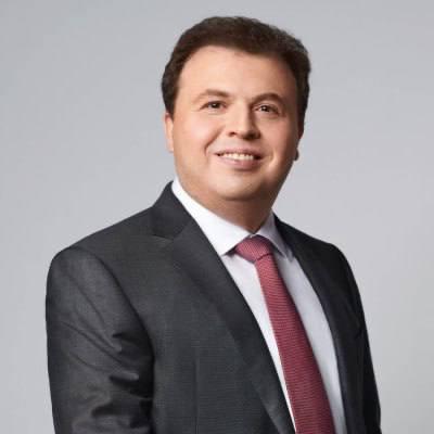 Замоскворецкий суд Москвы заочно арестовал Дмитрия Проводина Бывшего партнера юридической фирмы Бартолиус привлекли к ответственности по обвинению в мошенничестве на крупную сумму Фигуранты Юлий Тай и Алексей Басистов сотрудники той же компании Суть дела Расследование касается банкротства градообразующего предприятия Алмаз Удобрения расположенного в Лермонтове Утверждается что ущерб превысил 690 миллионов рублей вследствие серии фиктивных операций вывода активов и банкротства процедур С 2019 года предпринимались попытки судебным путем повлиять на деятельность завода который обеспечивал рабочие места и значительные налоговые отчисления региону investing investing