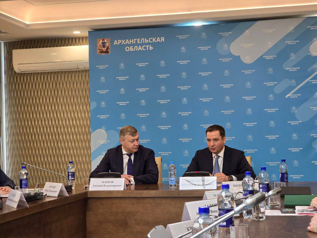 Принял участие в совещании по вопросам исполнения поручений Президента Владимира Владимировича Путина по развитию лесного комплекса     Совещание прошло под руководством губернатора Архангельской области Александра Цыбульского и заместителя Минприроды Евгения Маркова.   В числе основных тем были рассмотрены:    Рост ставок экологического сбора в рамках расширенной ответственности производителей;    Упрощение получения лицензии на использование общераспространенных полезных ископаемых при строительстве лесных дорог;    Возможность перераспределения лесных участков в случаях их неосвоения лесопользователями.  Также со своей стороны отметил необходимость предусмотреть в федеральном бюджете на следующий год увеличение транспортной субсидии  на перевозку лесных грузов.   #ЛПК #Минприроды #Спиридонов