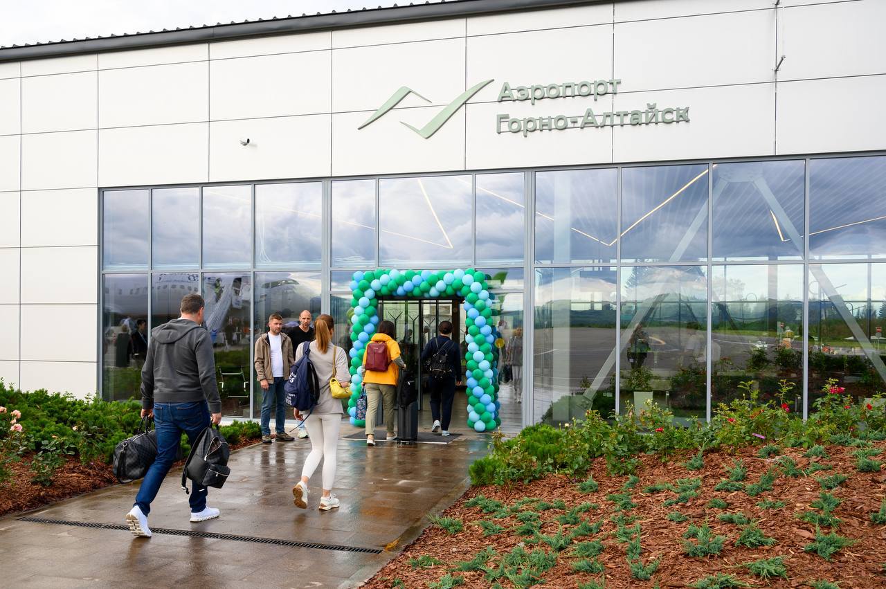 В аэропорту Горно-Алтайск открыт новый терминал прилета для пассажиров внутренних линий. Он в пять раз больше прежнего, который уже не отвечал нашим объемам пассажиропотока. С автоматизированной и более вместительной лентой выдачи багажа. Она настраивается в зависимости от грузопотока и может обслуживать до 1000 единиц багажа в час. Все работы выполнены за счет средств собственника аэропорта по программе модернизации и строительства инфраструктуры. Новая зона прилета существенно разгрузит действующие мощности до открытия нового аэровокзального комплекса, который Сбер запустит в Республике к 2028 году. По концессионному соглашению между аэропортом и Росавиацией также будет обновлена аэродромная инфраструктура с реконструкцией взлётно-посадочной полосы. Благодарю Сбер за развитие нашей воздушной гавани и комфорт для наших жителей и гостей.