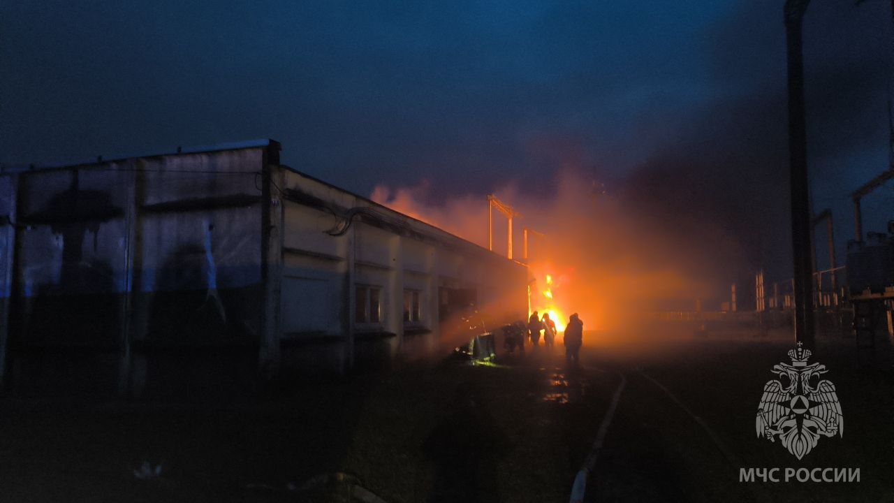 В Великом Новгороде продолжается тушение пожара на трансформаторной подстанции. Сегодня в 21.51 в экстренные службы поступило сообщение о пожаре на улице Якова Павлова в областном центре. На момент прибытия пожарно-спасательных подразделений горит трансформатор на площади 30 м.кв. Работы на месте продолжаются. На данный момент сведений о погибших, пострадавших не поступало.