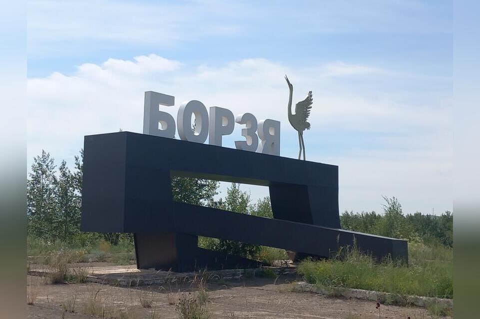 Прокуратура потребовала устранить аварию на теплосетях в Борзе Борзинская межрайонная прокуратура по поручению краевого надзорного ведомства провела проверку после жалоб жителей на холод в квартирах Установлено что 26 сентября 2025 года на пересечении улиц Пушкина и Карла Маркса произошёл порыв тепловой сети снабжающей архив библиотеку и коммерческое здание Проверка показала что температурный режим в жилых домах соблюдается однако на ряде объектов отопление отсутствовало Прокуратура внесла представления главе Борзи Владимиру Нехамкину и директору ресурсоснабжающей организации Владимиру Булкину с требованием восстановить теплоснабжение Кроме того в отношении главы города возбуждена процедура привлечения к административной ответственности по ст 9 11 КоАП РФ нарушение правил эксплуатации тепловых сетей После вмешательства прокуратуры с 1 октября в городе введён режим повышенной готовности а ООО Энергия завершило вскрытие асфальта и демонтаж повреждённых труб В ближайшие дни ожидаются сварочные работы Окончательное устранение нарушений находится на контроле прокуратуры ZAB RU