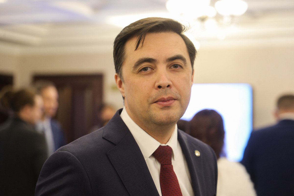 Новым главой госкомитета РТ по тарифам стал Ренат Гайнутдинов Указ подписал Рустам Минниханов До этого он занимал должность начальника управления экономики финансов и распоряжения государственным имуществом в кабмине РТ Также ранее Гайнутдинов был замначальника УБЭП когда им руководил Марс Бадрутдинов С 2018 года должность председателя госкомитета РТ по тарифам занимал Александр Груничев ℹ  Подпишитесь на БИЗНЕС Online