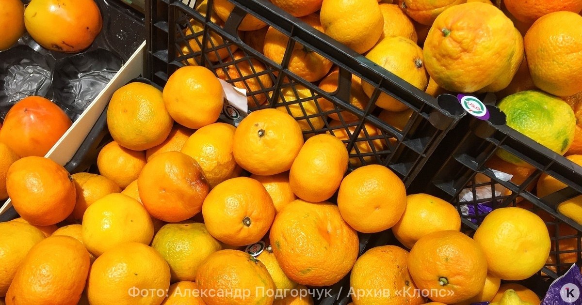 Россияне съедают больше всего мандаринов в мире На Россию приходится 17 всего мирового импорта мандаринов что является самым большим показателем в мире Об этом в воскресенье 4 января сообщает РИА Новости По итогам девяти месяцев 2025 года Россия импортировала около 486 8 тысячи тонн мандаринов Это 17 от всего мирового мандаринового импорта который за этот период составил около 2 7 млн тонн На втором месте по физическим объемам импорта мандаринов расположились США с 207 3 тысячами тонн 7 7 В топ 5 также вошли Великобритания 204 тысячи тонн 7 6 Франция 203 8 тысячи тонн 7 5 и Германия 165 9 тысячи тонн 6 1