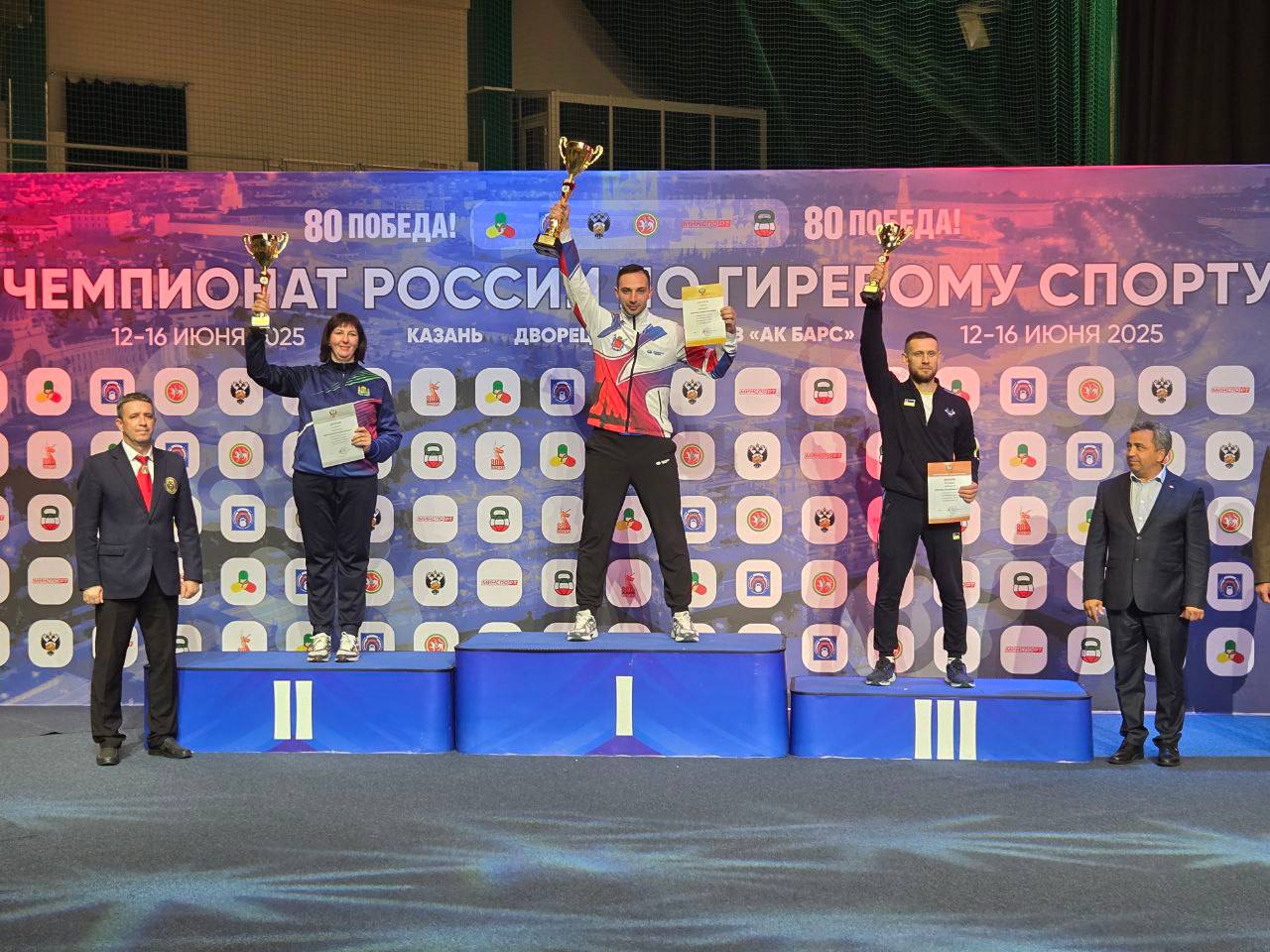 Спортсмены из Бурятии ярко выступили на чемпионате России по гиревому спорту Чемпионат проходил с 13 по 15 июня в Казани. На нем 350 сильнейших атлетов из 43 регионов страны боролись за звание лучших в толчке и двоеборье. - Этот турнир – важный этап отбора на чемпионат мира, который состоится в ноябре в Китае. Второй день соревнований принес отличные результаты – одна бронзовая и три серебряные медали. В третий день спортсмены Бурятии завоевали одну золотую и две бронзовые медали. Поздравляем сборную команду республики Бурятия с заслуженным 3-м местом в общекомандном зачете! Вы – гордость региона! - сообщили в минспорта Бурятии. Поздравляем с победой!!! Подробнее в "Номер один" Сообщить нам свою новость можно по кнопке: Письмо в редакцию