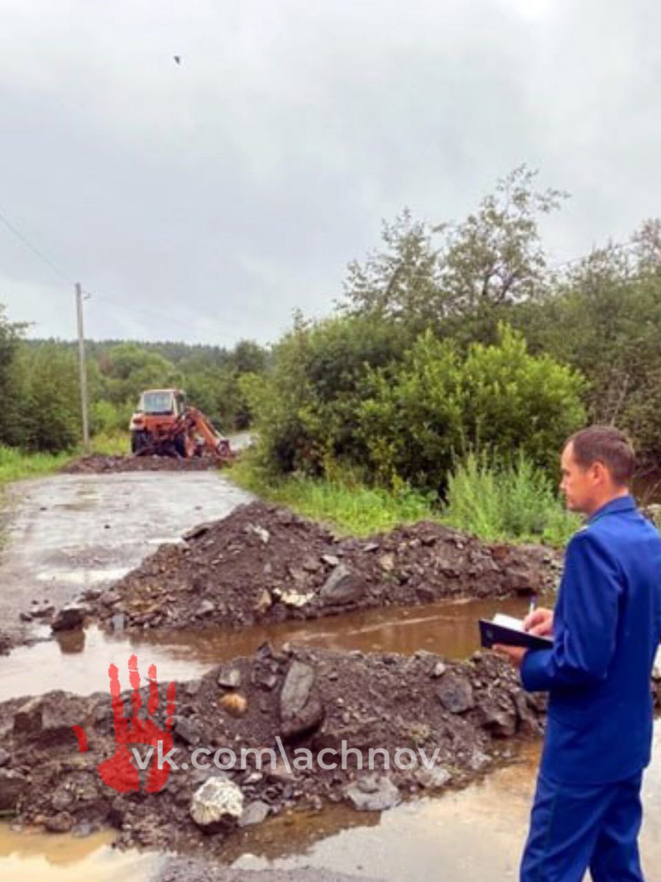 Пришлось раскопать дорогу, чтобы вода хоть как-то уходила! В Магнитке река Куса вышла из берегов и затопила дома местных Из-за дождей уровень воды поднялся на 1 метр. Вода залила приусадебные участки на двух улицах и размыла автомобильный мост. - Прокурором Кусинского района Константином Буденовских ситуация взята на личный контроль. Жители, чьи дома находятся в зоне подтопления, предупреждены о возможной эвакуации в случае необходимости, - комментируют в областном ведомстве. Дорогу на двух участках раскопали с целью отвода воды из русла реки. В прокуратуре района для приема обращений граждан организована работа «горячей линии" по телефону 8 351-54 3-47-16.