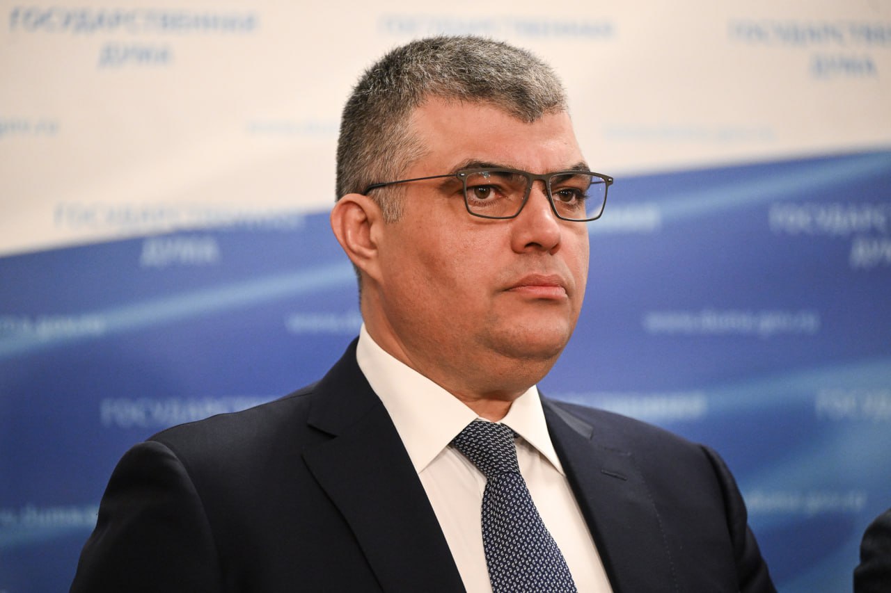 ЛДПР предложила штрафовать за ношение поддельных госнаград Депутаты фракции ЛДПР во главе с Председателем партии Леонидом Слуцким внесли законопроект, который предполагает административную ответственность за ношение фальшивых государственных наград. Согласно инициативе, гражданам, уличённым в этом правонарушении, может грозить штраф от 1 до 1,5 тысячи рублей, а также конфискация поддельных медалей и орденов. По мнению авторов законопроекта, такие меры помогут уменьшить случаи ношения подделок и защитят чувства ветеранов, которые действительно заслужили свои награды в бою. Депутат фракции Каплан Панеш подчеркнул, что ношение фальшивых наград оскорбляет тех, кто добился признания тяжёлым трудом. На данный момент за ношение оригинальных наград, не принадлежащих гражданину, предусмотрена ответственность, но за фальшивки — нет. Соответствующий законопроект внесен на рассмотрение Государственной Думы 22 мая 2025 года.