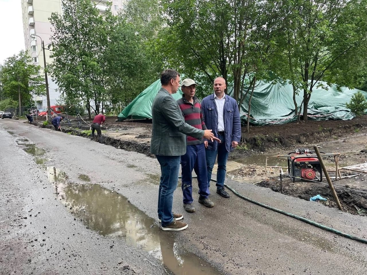 Глава администрации МО Оккервиль Денис Ефименко и секретарь местного отделения «Единой России» Александр Захаров провели мониторинг строительства универсальной спортивной площадки. Выезд состоялся в рамках контроля за воплощением в жизнь проектов, вошедших в народную программу партии в Северной столице. Открытие новой спортплощадки планируется уже в этом году. На ней можно будет заняться игрой в теннис, бадминтон, волейбол. Также в ходе реализации проекта благоустройства предусмотрена высадка зеленых насаждений, создание живых изгородей. «Необходимо отметить, что данный проект реализуется благодаря субсидии на благоустройство в рамках программы губернатора Санкт-Петербурга «Петербургские дворы». Итогом работ станет появление на территории муниципального округа нового объекта, который станет точкой притяжения для всех жителей и гостей округа», — сказал Александр Захаров. Народная программа «Единой России» сбалансирована с ключевыми параметрами национальных проектов и госпрограмм. Её реализацию контролируют депутаты совместно с региональными профильными ведомствами и муниципалитетами. #НароднаяПрограмма