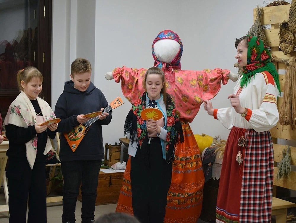 Касимовских школьников познакомили с масленичными традициями  Сегодня в Касимовском историко-культурном музее-заповеднике ученики школы №4 провожали зиму и встречали весну.  В ходе театрализованной программы «Гости из будущего. Возвращая Масленицу» ребята вместе с Хранительницей традиций и Гостьей из будущего спасали праздник Масленицы.  В Школе ремесел, где работает выставка «Русский быт» и царит атмосфера старины, дети узнали о народных промыслах Касимовского уезда, особенностях лаптей и глиняных игрушек, которые создавали местные мастера. Участники совершили виртуальное путешествие на ярмарку, проходившую в давние времена на Соборной площади и возле Казанского монастыря, познакомились с масленичными традициями.  Школьники участвовали в старинных играх, упражнялись в скороговорках, пели частушки, веселились от души, пили ароматный чай и, конечно же, ели вкуснейшие блины.  На музейной Масленице в течение недели побывают ребята не только из городских, но и сельских школ.