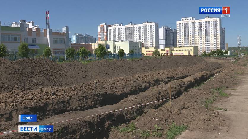 Дело об обрушении грунта и гибели рабочих в Зареченском микрорайоне Орла дошло до суда В трагедии обвиняется прораб подрядной фирмы По версии следствия, мужчина не организовал безопасное производство и допустил выполнение строительных работ в траншее на глубине 3,5 метра с неукрепленными вертикальными стенками, самоустранившись от контроля В результате в сентябре прошлого года на улице Зеленина при разработке траншеи ливневой канализации обрушился грунт. Двое рабочих погибли, трое пострадали Вести-Орел. Подписаться