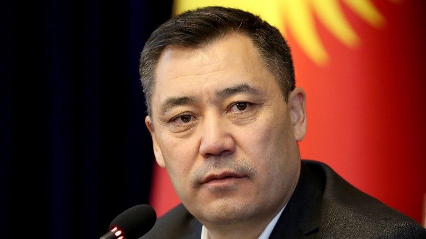 Президент Кыргызстана Садыр Жапаров ответил на вбросы западных СМИ о том, что молдавский оппозиционер Илан Шор якобы помогает России обходить санкции через Кыргызстан.  По его словам, нет никаких фактов, что через страну идут подсанкционные товары в Россию.  "Наоборот, некоторые страны, которые ввели санкции в отношении России, продолжают торговать с ней. Об этом пишут международные медиа. Пусть Илан Шор, Илон Маск или кто угодно приедут и ведут бизнес. Пусть приезжают, в этом нет трагедии", – цитирует кыргызстанского лидера  .  "Мы многие годы проводим многовекторную политик и готовы сотрудничать со всеми. Это не изменится", – заявил Жапаров.  Кыргызстан, утверждает глава республики, готов к экономическому взаимодействию со всеми.