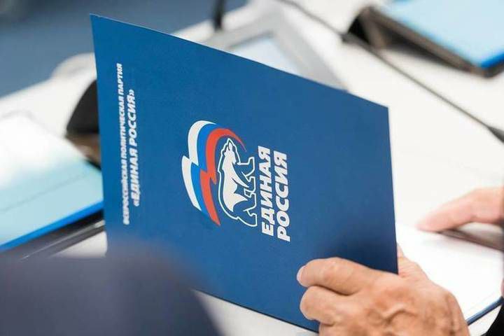 Партия "Единая Россия" выступила с пакетом законопроектов, направленных на расширение социальной поддержки военнослужащих и их семей Один из законопроектов призван упорядочить процедуру бесплатного проезда военнослужащих, направляющихся на военно-врачебную комиссию. Предполагается, что бесплатный проезд будет предоставляться на всех видах транспорта: железнодорожном, авиационном, водном и автомобильном. Как пояснил один из авторов инициативы, секретарь Генсовета и первый заместитель председателя Совета Федерации Владимир Якушев, данный законопроект призван исправить недопустимую ситуацию, когда участники СВО, многие из которых получили тяжелые ранения и прошли длительное лечение, вынуждены оплачивать проезд к месту проведения военно-врачебной экспертизы, определяющей их дальнейшую пригодность к службе. Вторая инициатива партии предоставит вдовам и вдовцам участников СВО право на бесплатное обучение в высших и средних специальных учебных заведениях без прохождения вступительных испытаний. Третий законопроект призван сохранить социальные гарантии для детей военнослужащих, сотрудников правоохранительных органов и добровольцев в период после окончания школы и до момента поступления в вузы или колледжи, чтобы они не оставались без поддержки в этот переходный период.