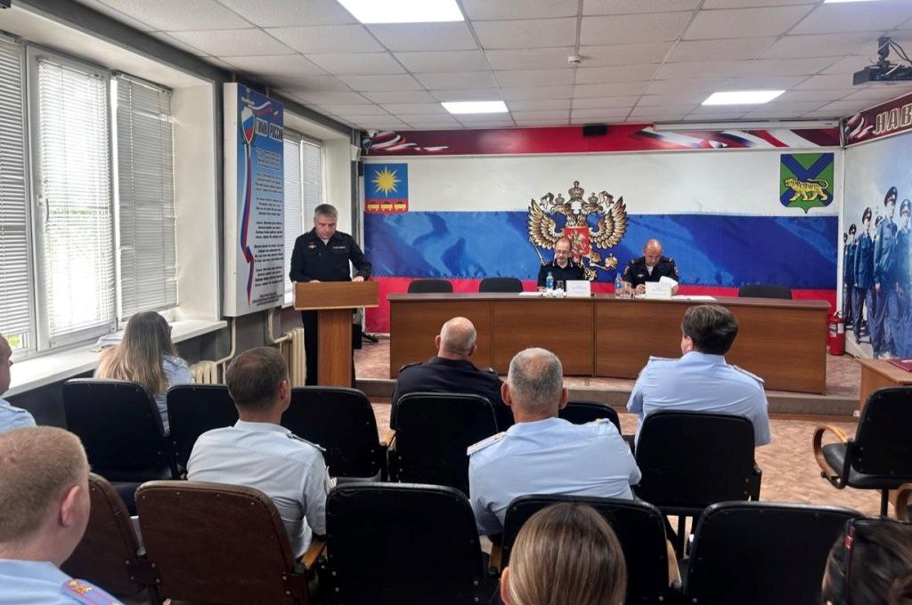 С начала года полицейские Артёма раскрыли 37 преступлений "прошлых" лет Отдел полиции Артёма с рабочим визитом посетил начальник отдела контроля учетно-регистрационной дисциплины УМВД Приморья Николай Гриднев. Полицейские подвели итоги деятельности в первом полугодии 2025 года. В первом полугодии текущего года оперативная обстановка на территории Артёма характеризовалась снижением количества совершенных преступлений. Отмечено снижение ряда тяжких преступлений: убийств, умышленного причинения тяжкого вреда здоровью, разбойных нападений, грабежей, краж. Раскрыто 37 преступлений «прошлых лет», сообщает полиция города Артёма. Несмотря на масштабную работу по профилактике мошенничества, отмечается увеличение числа преступлений, совершенных с использованием IT-технологий. В отчетном периоде зарегистрировано 189 преступлений данной категории. Также совершено 35 преступлений, квалифицированных как неправомерный доступ к компьютерной информации. Полицейскими выявлено и пресечено 84 преступления, связанные с незаконным оборотом наркотических средств. Из них 67 – сбыт наркотиков. Из незаконного оборота изъято более 6 килограммов наркотиков. Выявлено 16 административных правонарушений в сфере оборота алкогольной и спиртосодержащей продукции. Из незаконного оборота выведено более 1 тонны алкогольной продукции. В ходе осуществления контрольно-надзорной деятельности за соблюдением миграционного законодательства, полицейскими проведено 85 проверочных мероприятий: объекты транспортной инфраструктуры, бытового обслуживания, торговые заведения. За нарушение миграционного законодательства к административной ответственности привлечено 387 иностранных граждан. Зарегистрировано 54 дорожно-транспортных происшествия, в результате которых 5 человек погибли и 66 получили травмы различной степени тяжести. Подводя итоги, участники мероприятия определили приоритетные направления в работе на текущий год: раскрытие и расследование преступлений, контроль над миграционными процессами, противодействие экономической преступности и преступлениям в сфере незаконного оборота наркотических средств, - сообщили в полиции города Артёма.