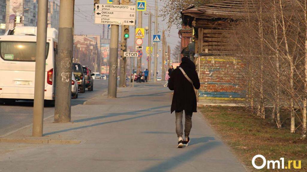 В Омске появится новый тротуар У школы № 78 на улице Чайковского в Ленинском округе начали укладывать новый асфальтовый тротуар с бордюрным камнем. Работы ведутся в рамках программы по благоустройству пешеходных зон. В округе уже обновили 11 тротуаров и заасфальтировали 4 грунтовые дороги. Всего этим летом планируют привести в порядок 74 объекта — от тротуаров в частном секторе до внутриквартальных проездов. А до конца года по всему Омску планируется: отремонтировать 231 тротуар; построить 53 новых дорожки; привести в порядок 174 дворовых проезда; заасфальтировать 54 грунтовые дороги в частном секторе.