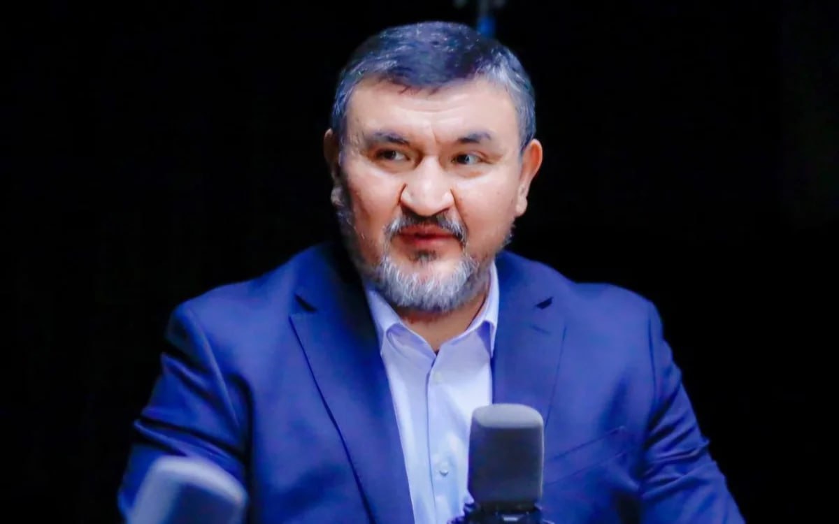 Мировые цены на нефть снижаются уже четвертую торговую сессию подряд. По данным международных бирж, Brent подешевела до 67,64 долларов за баррель, а WTI – до 65,16 долларов  ICE, CME Group . Чтобы прояснить ситуацию, Kazinform обратился за комментарием к директору PACE Analytics Аскару Исмаилову    – В бюджете Казахстана на 2025 год ориентир установлен на уровне 80 долларов за баррель. Сегодняшние котировки Brent ниже этой отметки, а CPC Blend, основная экспортная марка, торгуется с дисконтом в 4–6 долларов. При цене ниже 70 долларов возникают риски недополучения доходов в Нацфонд и бюджет, особенно на фоне возможного сокращения объемов экспорта, – пояснил собеседник.  ℹ  Что могут предпринять Казахстан и ОПЕК+ и как это скажется на тенге и инвестициях, читайте в полной версии материала