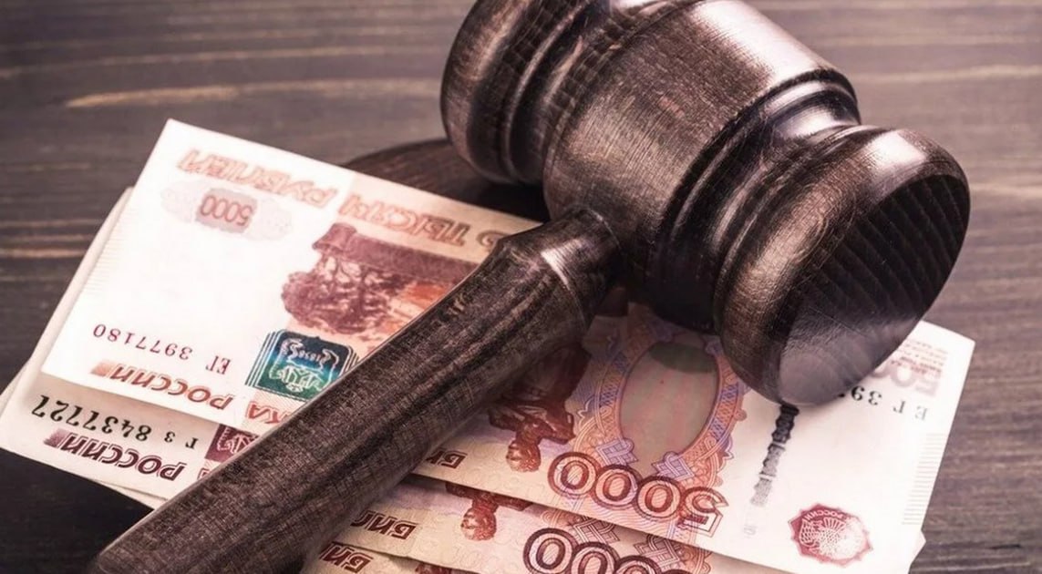 Банкиры выступили против введения штрафов до 1 от капитала Руководители Сбербанка ВТБ Т Банка и Совкомбанка направили письмо в Госдуму с критикой законопроекта о новых штрафах за нарушения прав заемщиков и вкладчиков Банкиры считают что штрафы до 1 от капитала могут дестабилизировать работу кредитных организаций и в итоге ударить по вкладчикам Авторы инициативы предлагают штрафовать банки от 0 1 до 1 капитала что значительно выше нынешних ограничений в 1 10 млн рублей Банки предлагают смягчить подход ограничить санкции 250 500 млн рублей и усиливать наказания точечно например за навязывание услуг Также будет учитываться число совершенных кредитной организацией операций сделок и договоров об оказании финансовых услуг Банки предлагают ограничить штрафы за нарушения суммой в 250 млн рублей и за неисполнения предписаний 500 млн рублей ужесточить наказание точечно за навязывание дополнительных услуг и неверный расчет ПСК применять штраф только после обсуждения с регулятором и потенциальным нарушителем fatcat18