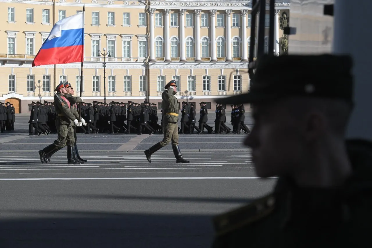 На парад 9 мая пустят гораздо меньше зрителей Фонтанка Власти решили в несколько раз уменьшить количество смотровых мест и зрителей во время парада 9 мая на Дворцовой площади сообщила Фонтанка со ссылкой на неназванные источники Планы властей изменились после совещания по обеспечению правопорядка на котором присутствовал губернатор Александр Беглов Количество мест До совещания власти хотели разослать 5660 приглашений на парад 4 тысячи на смотровую площадку со стороны Миллионной улицы а 1660 на трибуны на Дворцовой площади Теперь планируется разослать только 310 приглашений на Дворцовую площадь оборудовать смотровую площадку со стороны Миллионной Смольный не собирается утверждает Фонтанка Бессмертный полк В Смольном пока не решили будет ли Бессмертный полк проходить в очном формате сообщила Ротонда со ссылкой на комитет по вопросам законности Хотя акция есть в общегородском плане окончательное решение комитет узнает за несколько дней до начала мероприятия Руководительница исполкома Бессмертного полка Наталья Шадрина и главред Петербургского дневника Кирилл Смирнов подтвердили что ждут решения губернатора по поводу очного Бессмертного полка Контекст В Минобороны подтвердили сегодня что парад 9 мая в Москве пройдет без колонны военной техники в связи с текущей оперативной обстановкой В Петербурге одну из репетиций парада откладывали во время приезда Владимира Путина но она прошла вчера Еще одна репетиция должна пройти сегодня Фото репетиция парада прошедшая 21 апреля Бумага Подпишитесь на наш инстаграм там мы публикуем новости и истории о жизни в Петербурге