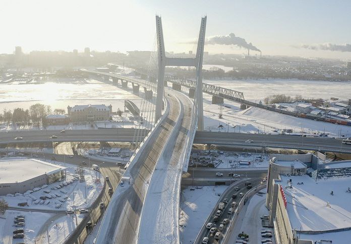 Группа ВИС концессионер постройки Центрального моста через Обь в Новосибирске сообщила о дате запуска автомобильного движения по нему По оригинальным условиям концессии мост должны были сдать еще в 2023 году Группа ВИС 11 декабря сообщила в ТГ канале что движение по четвертому новосибирскому мосту официально откроют поздно вечером 15 декабря 2025 года основной ход моста а также вся его правобережная и часть левобережной развязок станут доступны автомобилистам в 23 50 понедельника В компании также сообщили что до полного завершения работ на мосту и прилегающей инфраструктуре проезд по нему будет бесплатным ранее это на прямой линии подтвердил губернатор Андрей Травников Подробнее по ссылке ksonline ru 593516 nazvana tochnaya data otkrytiya chetvertogo mosta v novosibirske