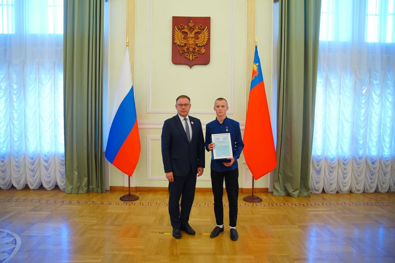 Середюк наградил девятиклассника из Яшкинского округа за героизм Парень, рискуя собственной жизнью, в июне прошлого года спас тонущего 7-летнего ребенка. Он шел мимо Красносельского водопада, где купались дети, и увидел, как ребенок начал тонуть. Не раздумывая, наш герой прыгнул в воду. Утопающий уже с головой ушел под воду и стал цепляться за Антона, затягивая обоих на глубину. Но подросток не растерялся и смог вытащить мальчика на берег. Такие парни — гордость Кузбасса, настоящий пример мужества для нашей молодежи, — сказал губернатор Кузбасса Илья Середюк. Сам же парень скромно считает, что просто сделал доброе дело. Антону Паташникасу вручили диплом и нагрудный знак «Горячее сердце». : пресс-служба АПК Подписаться Прислать новость