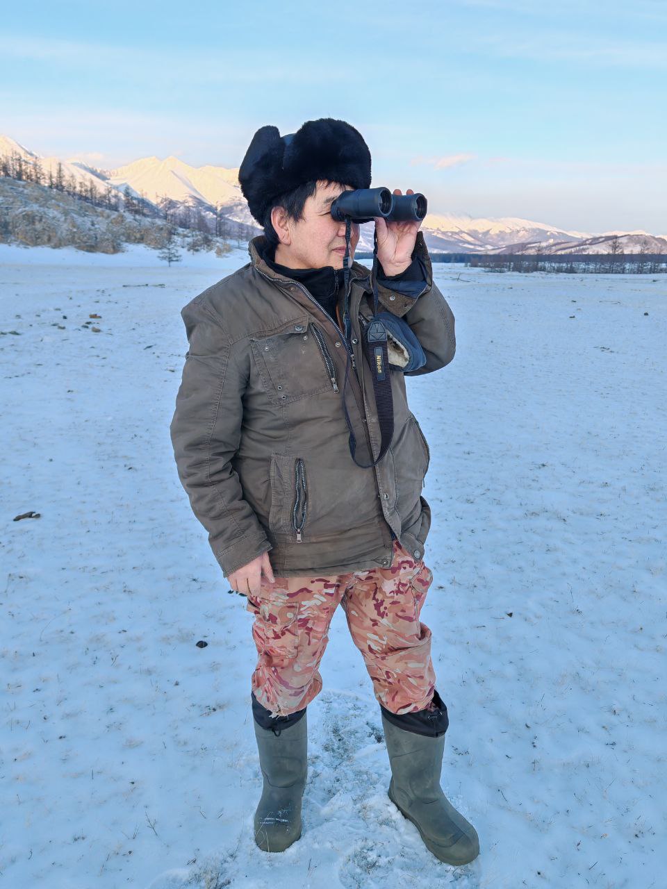 В территориальном управлении Саянское Горной Оки спасают жеребят от нападений волков Владельцы табунов во главе с руководителем территориального управления Дамбой Тапхаровым отбивают жеребят в отдельные гурты Делается это в целях сохранения поголовья от хищников Накануне отъем жеребят от кобыл провели в подворье Станислава Самбялова Он владелец личного подсобного хозяйства в местности Ухэриг территориального управления Саянское В его табуне два косяка и более 40 кобыл Численность табуна он планирует довести до 100 голов