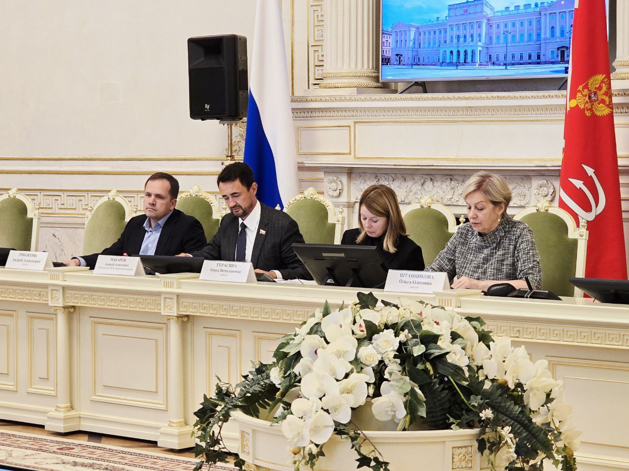 Не поддержали проект федерального закона о запрете кормления безнадзорных собак на заседании постоянной комиссии по экологии и природопользованию ЗакСа Также не поддержали законопроект предусматривающий запрет противодействовать организациям осуществляющим отлов безнадзорных животных В соответствии с пояснительными записками к проектам они направлены на борьбу с бесконтрольным размножением и появлением на улицах стай собак которые могут угрожать людям Помощь человека безнадзорным собакам по мнению разработчиков приводит к увеличению числа диких собак на определенной территории которые считают эту территорию своей и проявляют агрессию к прохожим  Мне кажется что при принятии такого рода решения мы должны опираться на принцип гуманного отношения к животным Лично я не мог поддержать эти проекты по причине того что сам совместно с благотворительными организациями оказываю помощь бездомным животным Она касается в том числе и бродячих безнадзорных собак живущих на улице Андрей Рябоконь в Telegram l OK l BK l Дзен MAX