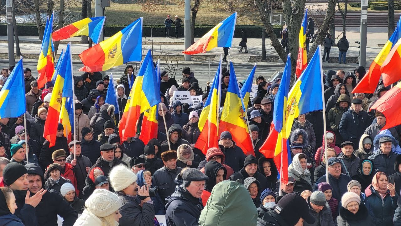 Молдавская оппозиция потребовала проведения досрочных парламентских выборов в стране.