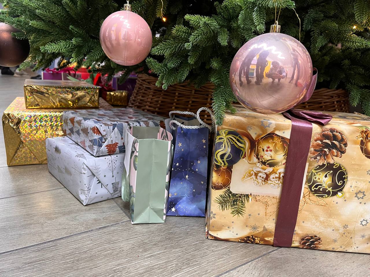 Краснодарцы рассказали о самых неудачных новогодних подарках Среди неудачных подарков лидирует одежда и аксессуары 9 опрошенных носки сумки свитеры галстуки купленные без учета вкуса принимающей стороны На втором месте косметика и средства гигиены 6 а также абстрактные понятия вроде одиночества или плохих новостей 6 Кухонная утварь и сувениры набрали по 3 голосов респондентов Книги алкоголь игрушки открытки и сладости по 1 Ещё 10 респондентов указали другие провальные варианты подарков среди которых полотенца фотоальбомы чай и даже живая змея Однако много хуже всего этого по словам краснодарцев отсутствия презента вовсе 20 опрошенных Впрочем 32 респондентов рассказали что им никогда не дарили плохих подарков Мужчин разочаруют такие подарки как предметы гардероба книги алкоголь Женщины не любят получать дешевую косметику и парфюмерию кухонную утварь сувениры и игрушки сообщает SuperJob А какой худший подарок получали вы Телеканал Краснодар в MAX