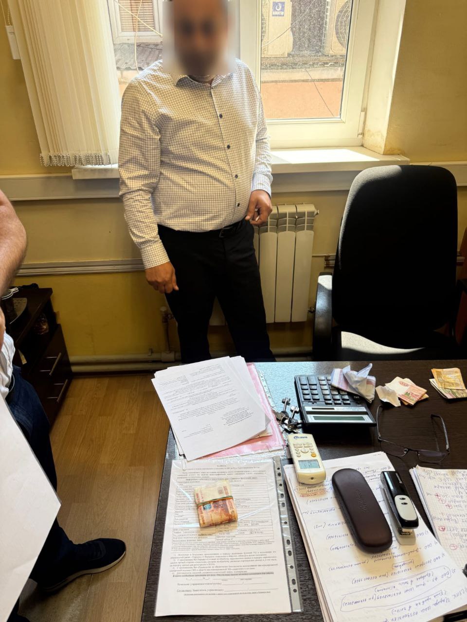 Сотрудники Соцфонда в Дагестане попались на взяточничестве   По версии следствия, начальник и главный специалист-эксперт отдела выездных проверок выявили нарушения при начислении страховых выплат в одной из фирм.   Сотрудники Соцфонда потребовали взятку в сумме 300 тысяч рублей за невключение выявленных нарушений в итоговый акт проверки.  Сейчас по материалам УФСБ России по Республике Дагестан против чиновников возбудили уголовное дело.   Подозреваемые задержаны. Их заключили под стражу, сообщили в управлении Следкома по региону.   «ВКонтакте» и в «Одноклассниках», чтобы быть в курсе самых интересных новостей Кавказа.  Фото: УФСБ по Дагестану.   -канал АиФ – Северный Кавказ