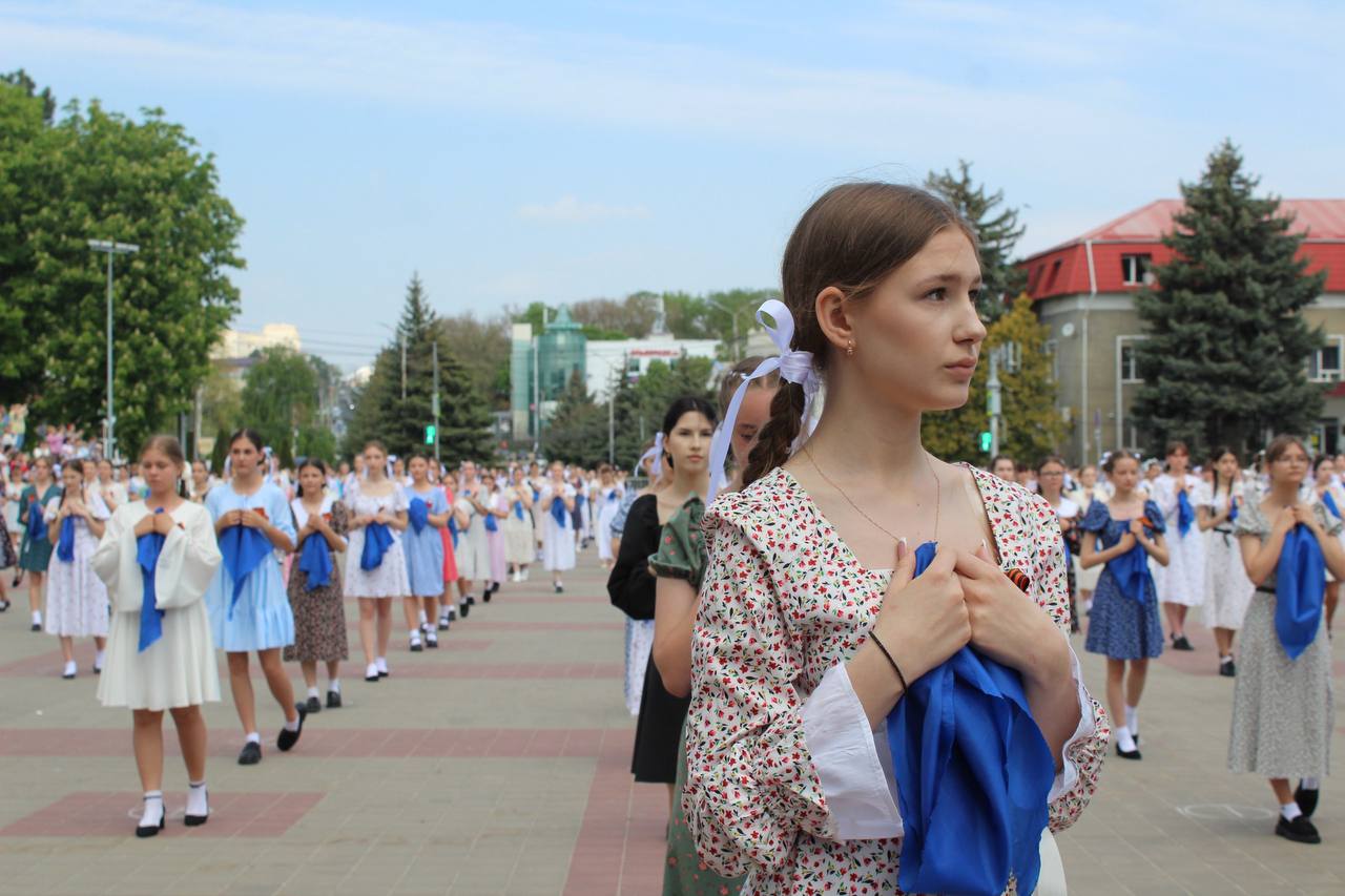 На центральной площади Михайловска состоялось торжественное мероприятие, посвящённое 80-летию Победы в Великой Отечественной войне – «Вальс Победы». В акции приняли участие 1418 учеников из школ города. Это число выбрано не случайно – столько дней длилась война. Под звуки вальса и песен военных лет ребята отдали дань памяти героям. Среди участников были Мария Чегутаева и Захар Камышамов, ученики СОШ №1. «У меня деды и прадеды воевали, так же, как и у Захара. Мы не могли не участвовать в этом мероприятии», – поделилась Мария. Помним. Гордимся. Чтим.
