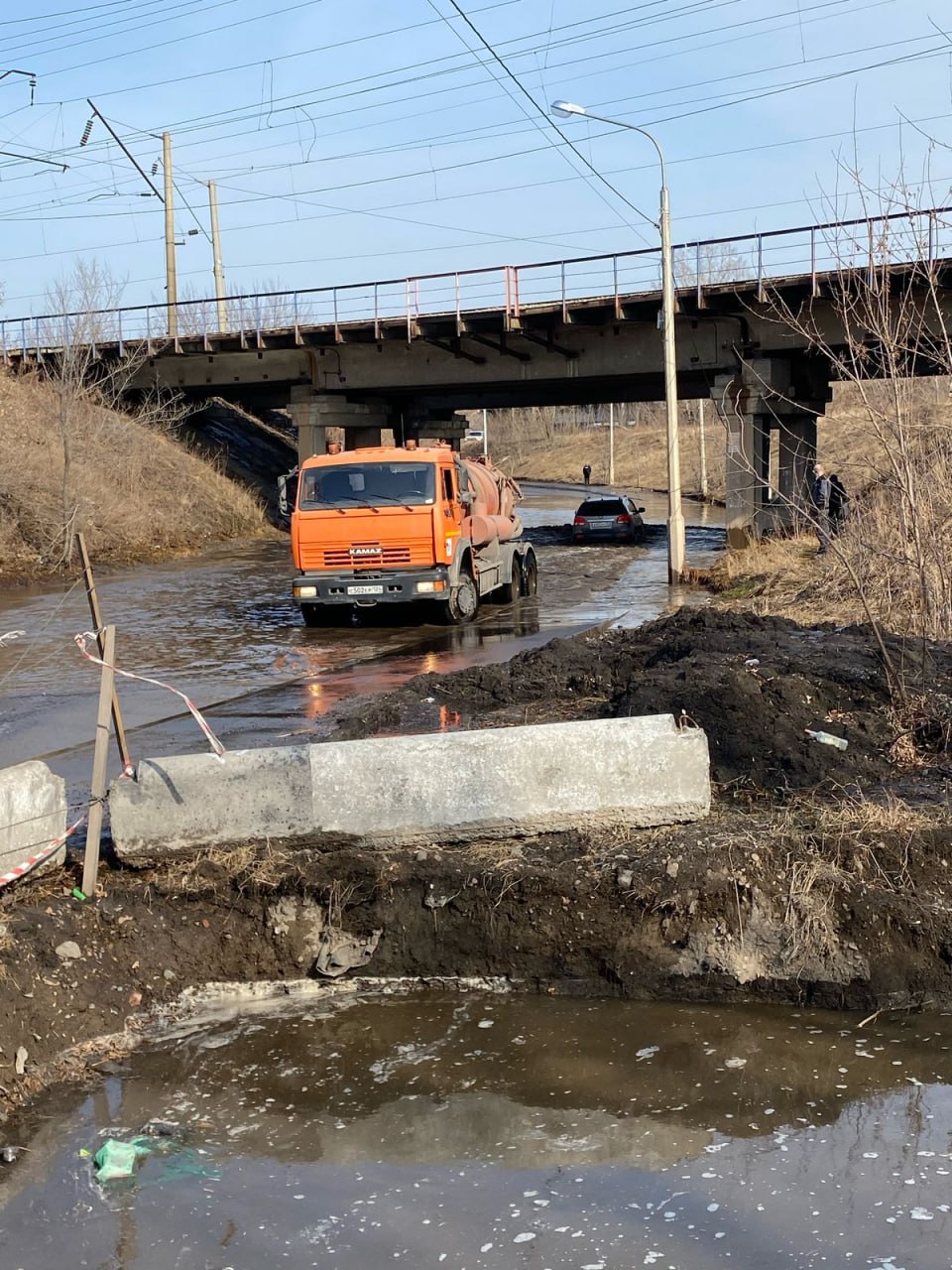 Проблемный участок на ул. Трактовой прочистили, вода уходит  Сегодня утром автомобилисты пожаловались, что талыми водами затопило дорогу, ведущую в Зыково. Специалисты были удивлены такой новости – в прошлом году там сделали ремонт, ливнёвку, установили насосы.   Оперативно выехав на место, выяснили, что решётку ливнёвки и насосы забило мусором: пачками из-под сигарет, обёртками шоколадок, бутылками, тряпками. Откуда это всё взялось – гадать не будем. Но уже сейчас насосы после очистки запущены, вода постепенно уходит с участка. Спасибо рабочим, которые почти по пояс в холодной воде оперативно устранили проблему.