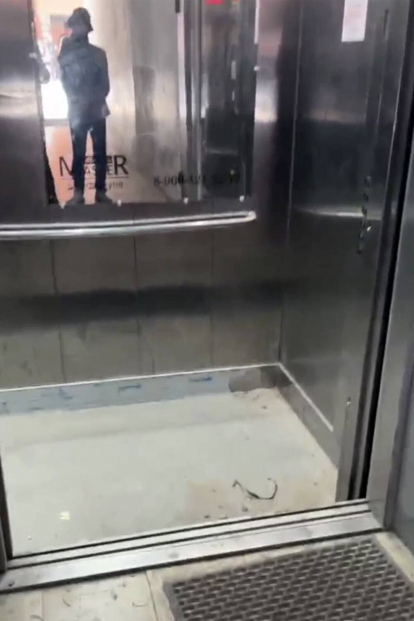 В телеграм каналах пишут что предположительно лифт с людьми сорвался с 8 го этажа в многоэтажке в Махачкале Инцидент произошел в одном из домов по улице Абдуразака Шахбанова сегодня ночью Лифт сорвался с восьмого этажа Внутри находились два человека Пострадавшим диагностировали травмы головы и грудной клетки пишет новостной канал Сапа Представители городских служб мэрии Махачкалы опровергают факт происшествия Проведенная проверка в домах 6 8 и 10 по данному адресу показала что никаких инцидентов с лифтовым оборудованием в указанном доме не зафиксировано PS  Власти Махачкалы опровергли сообщения о падения лифта в столичной многоэтажке В социальных сетях распространилась информация о том что сегодня в одном из домов по улице Абдуразака Шахбанова в Махачкале сорвался лифт с восьмого этажа в результате чего пострадали два человека Как отметили в администрации города данная информация является ложной и не соответствует действительности