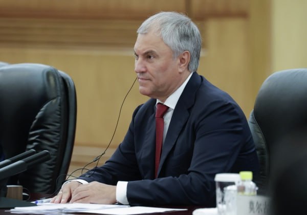 Володин предложил привлекать участников СВО к преподаванию в школах Председатель Госдумы заявил что страна должна позаботиться о бойцах спецоперации чьи героические и патриотические качества могут пригодится в обучении детей Речь идёт о тех школьных предметах которые им ближе уточнил Вячеслав Володин на встрече со студентами и преподавателями Кубанского госуниверситета в Краснодаре В начале июня правительство утвердило план для повышения трудоустройства участников специальной военной операции Вице премьер Татьяна Голикова отмечала что около 80 из них заняты по трудовому договору а остальные трудятся как самозанятые или индивидуальные предприниматели Больше всего демобилизованных участников СВО работают на транспорте в торговле они заняты в обрабатывающий промышленности а также в государственном управлении Подпишись на Говорит Москва