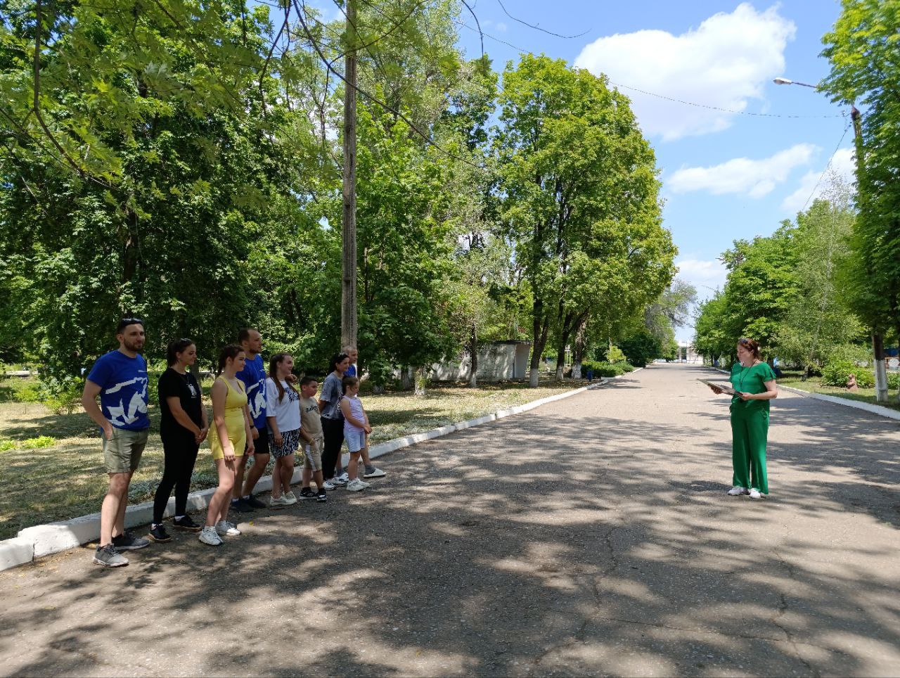 В Кировске накануне «Дня семьи, любви и верности» в рамках спортивного марафона «Сила России», активисты местного отделения парии «Единая Россия», провели в городском парке игру – квест с семьями участников СВО. Мероприятие посетили почётные гости: председатель Совета городского округа г. Кировск Дмитрий Карапка и представитель региона – шефа Иркутской области Виктор Агафонов. Команды - участницы успешно преодолели серию спортивных заданий, предложенных организаторами. Активная молодежь города поддерживала участников и вдохновляла своими идеями. Участники проявили смекалку, ловкость и взаимовыручку, демонстрируя яркие примеры семейного единства и поддержки. Завершилось событие торжественной церемонией награждения. Дмитрий Карапка выразил благодарность участникам и вручил памятные призы. Виктор Агафонов также поздравил семьи и передал каждой семье сладкие сюрпризы. «Цель нашего мероприятия — подарить радость, укрепить семейные связи и напомнить, что даже в самые трудные времена мы можем находить моменты счастья и радости вместе со своей семьёй», - подчеркнул Дмитрий Карапка. #ЕР81#ЕдинаяРоссия #СилаРоссии#СторонникиЕР
