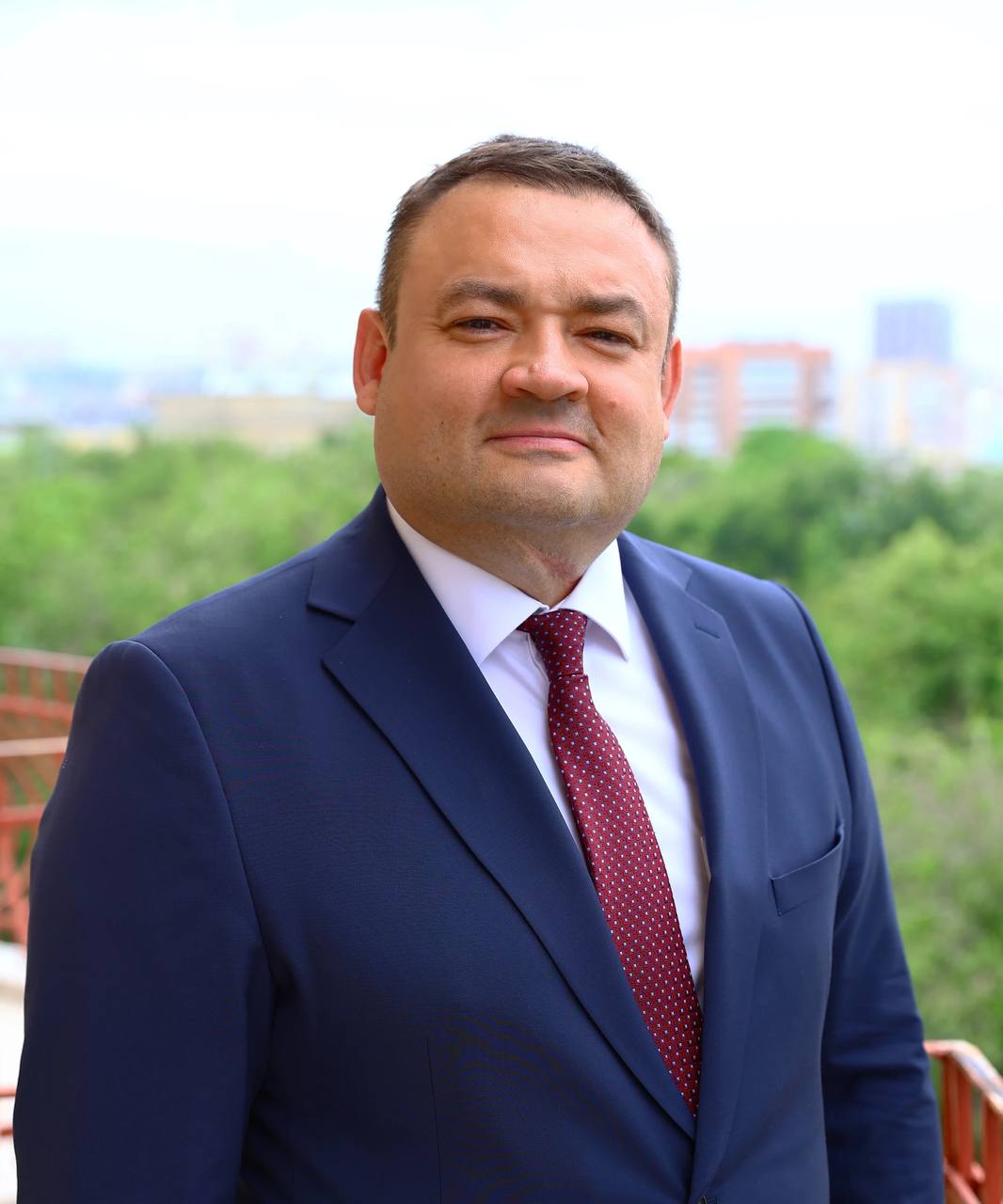 Заместителем Скрябина по транспорту и дорогам стал Владимир Иванов — бывший заместитель аж Чернышёва и Горбаня. По образованию Иванов — строитель и много лет работал в строительной сфере, а также был проректором ДГТУ. Не совсем понятно, как строитель будет управлять транспортом, но после Шкабарни даже такое назначение выглядит суперрелевантным. Ну, посмотрим.