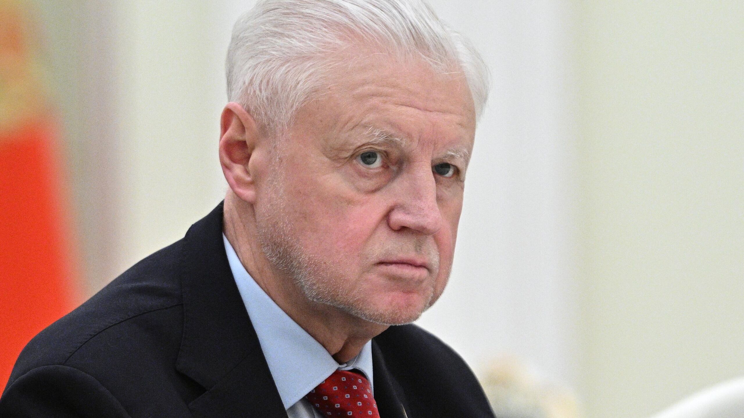 Лидер партии Справедливая Россия глава думской фракции Сергей Миронов предложил ограничить максимальную ставку по ипотечным кредитам она не должна превышать ключевую ставку ЦБ РФ более чем на два процентных пункта Законопроект о внесении таких изменений в действующее законодательство будет внесен на рассмотрение Госдумы в среду Документ имеется в распоряжении РИА Новости Внести следующие изменения процентная ставка по договору о залоге недвижимого имущества договору об ипотеке Величина процентной ставки по договору о залоге недвижимого имущества договору об ипотеке не может превышать ключевую ставку установленную Банком России более чем на два процентных пункта сказано в тексте проекта федерального закона Миронов рассказал РИА Новости что Справедливая Россия вносит законопроект для повышения доступности ипотечного кредитования снижения ежемесячных платежей граждан и развития жилищного строительства в России