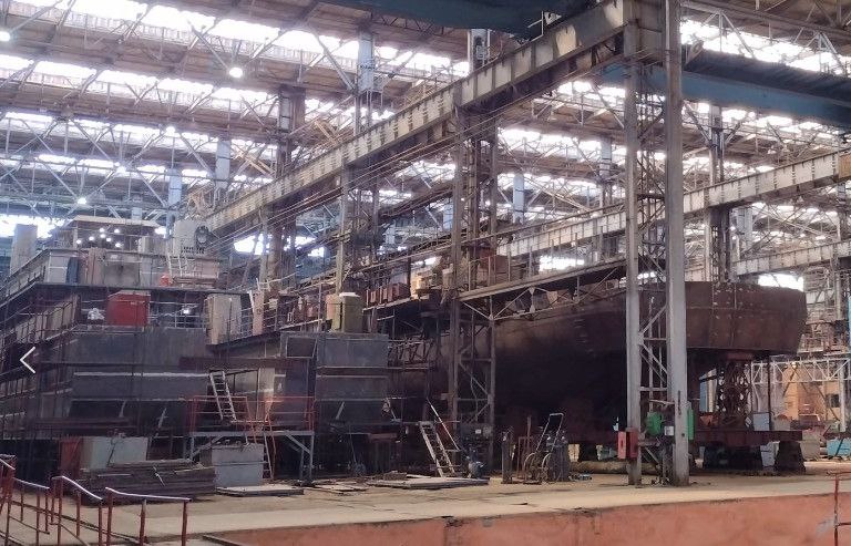 Контрольный пакет акций Хабаровского судостроительного завода переходит от ОСК к региону Соответствующее постановление подписал премьер министр Михаил Мишустин Согласиться с отчуждением принадлежащих акционерному обществу Объединенная судостроительная корпорация 8867001 штуки обыкновенных именных акций акционерного общества Хабаровский судостроительный завод Хабаровск в пользу общества с ограниченной ответственностью Центр содействия и поддержки промышленности Хабаровск по цене не ниже рыночной определенной на основании отчета независимого оценщика говорится в документе Напомним о том что Хабаровский судостроительный завод будет передан региону стало известно еще летом 2025 года Правительство Хабаровского края рассчитывает задействовать ХСЗ для обновления флота в регионе В частности прорабатывается вопрос с ООО Эмпериум о начале строительства пассажирских судов непосредственно на территории Хабаровского края так как доставка готовых судов на Дальний Восток сегодня является довольно проблематичной